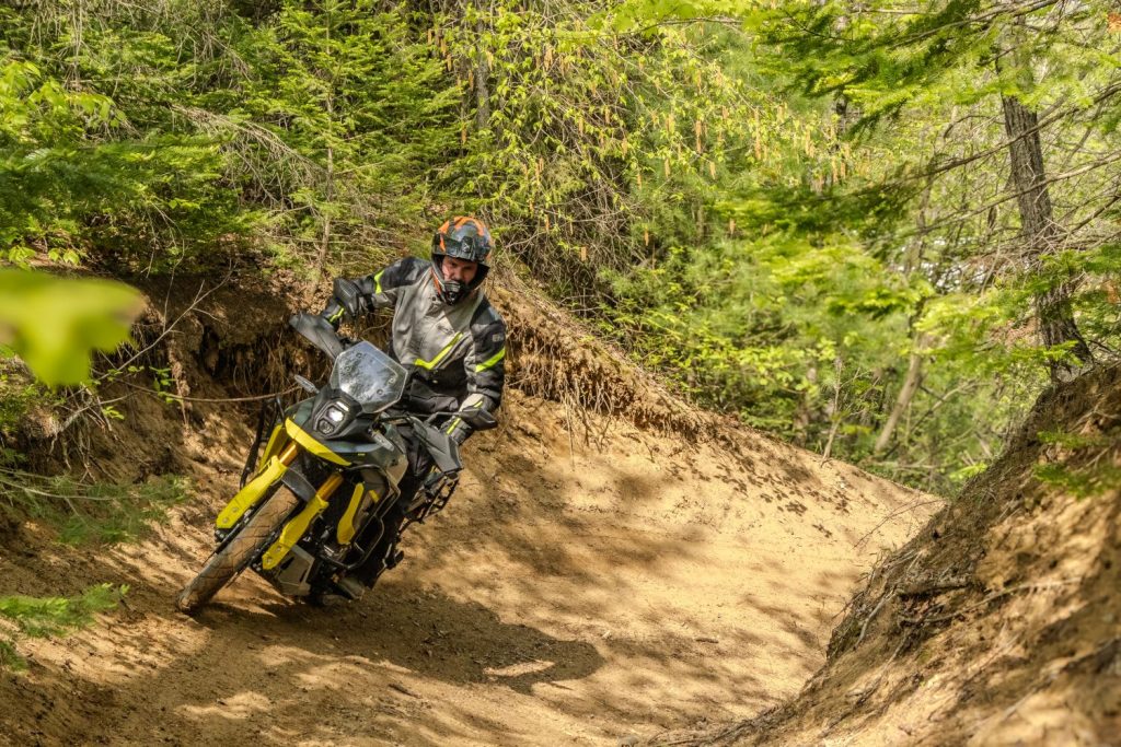 Première prise en main de la Suzuki V-Strom 800DE 2024.